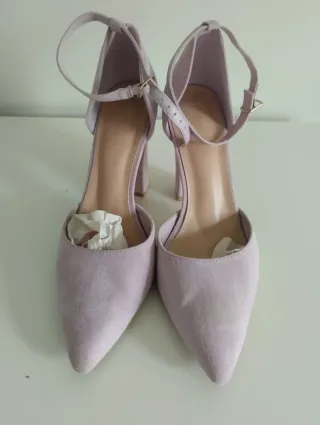 Bolso y zapatos malva con detalles dorados