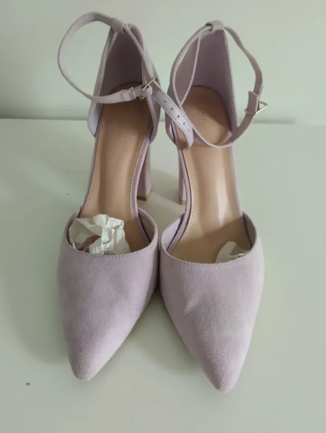 Bolso y zapatos malva con detalles dorados