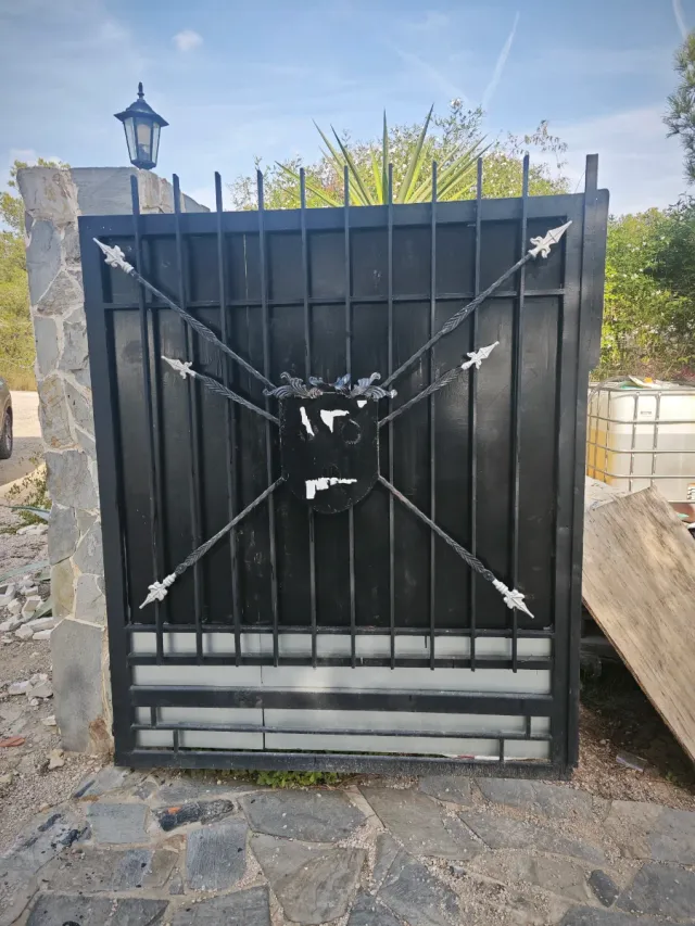 Puerta de hierro forjado