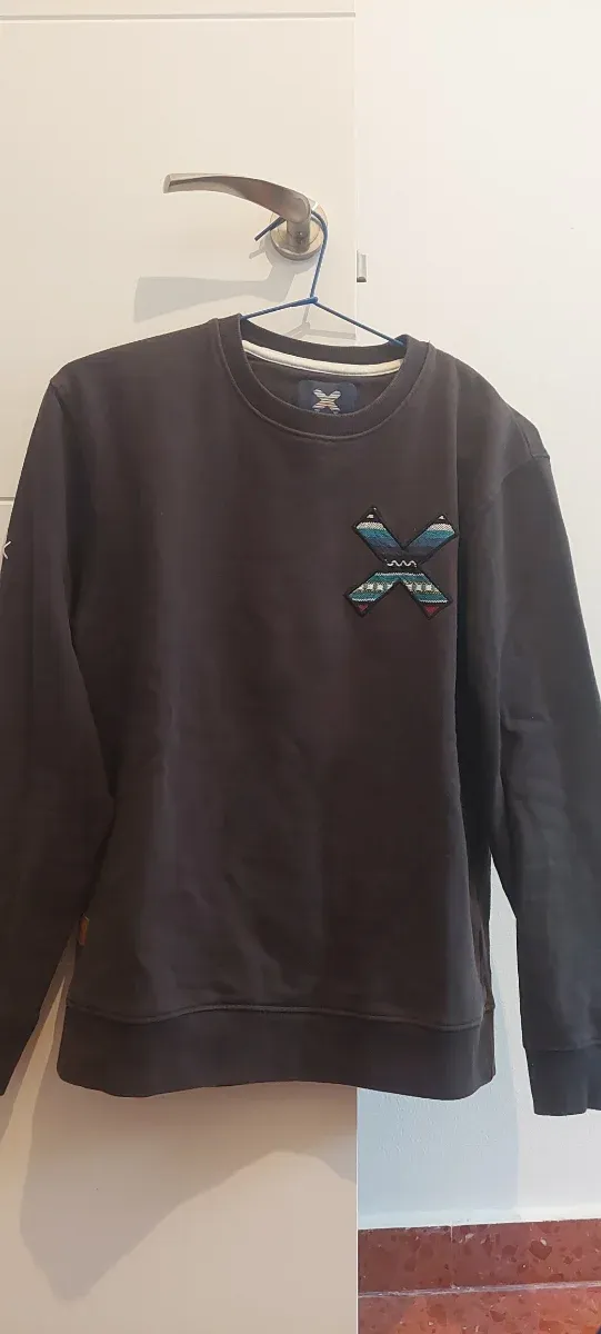 Sudadera marrón con parche X multicolor