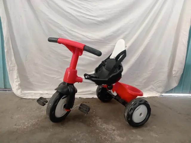 Triciclo per bambini rosso e nero
