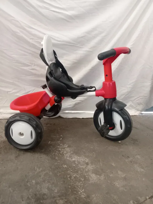 Triciclo per bambini rosso e nero