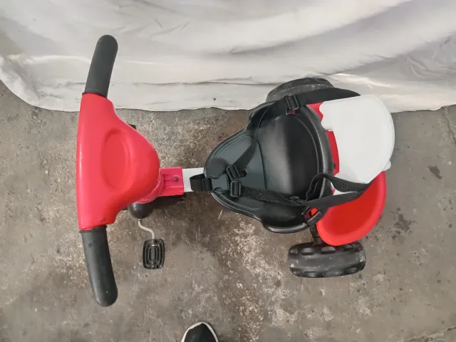 Triciclo per bambini rosso e nero