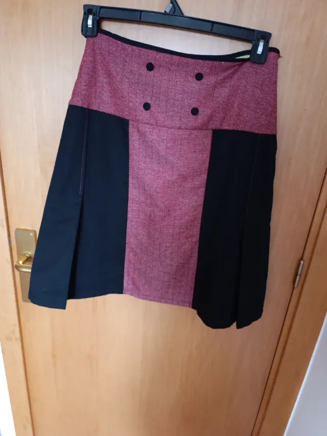 4 Faldas. 2 cortas y 2 media pierna.