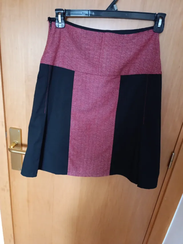 4 Faldas. 2 cortas y 2 media pierna.