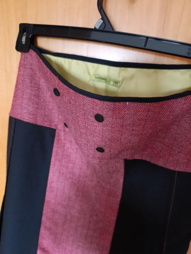 4 Faldas. 2 cortas y 2 media pierna.