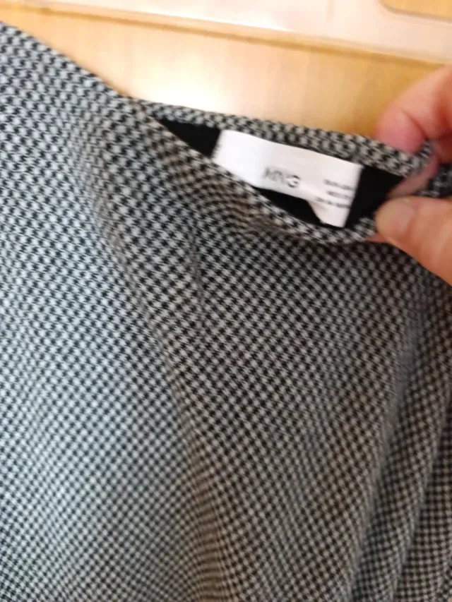 4 Faldas. 2 cortas y 2 media pierna.