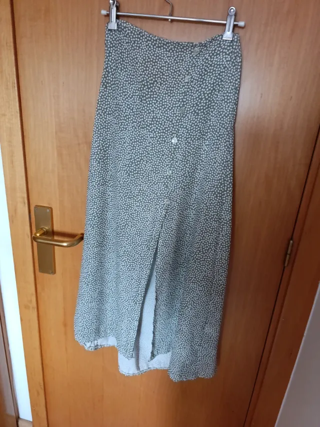 4 Faldas. 2 cortas y 2 media pierna.