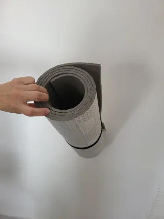 Esterilla de yoga gris con banda