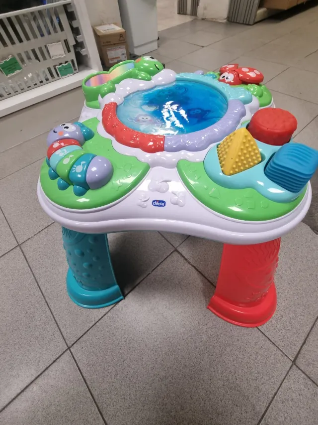 Mesa de actividades infantil con patas