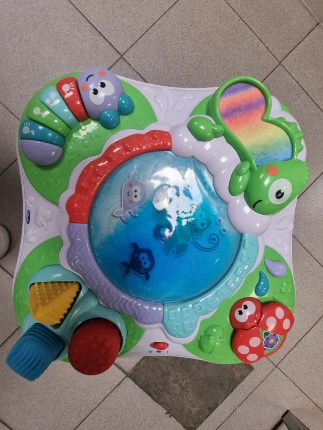 Mesa de actividades infantil con patas
