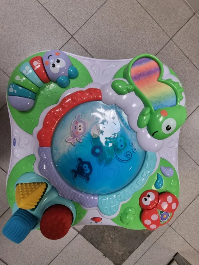 Mesa de actividades infantil con patas
