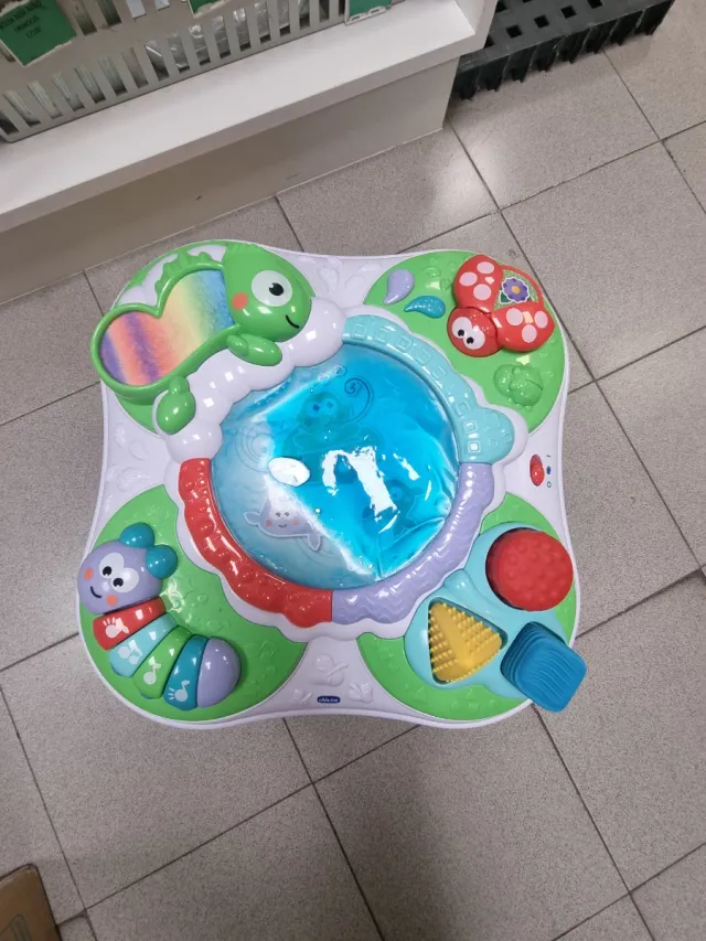 Mesa de actividades infantil con patas