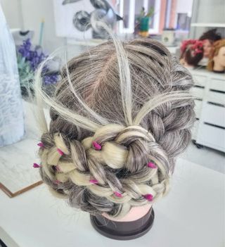 Hacemos trenzas peinados maquillaje tintes y corte