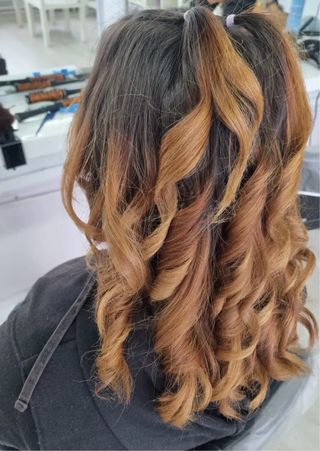 Hacemos trenzas peinados maquillaje tintes y corte