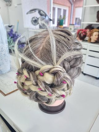 Hacemos trenzas peinados maquillaje tintes y corte