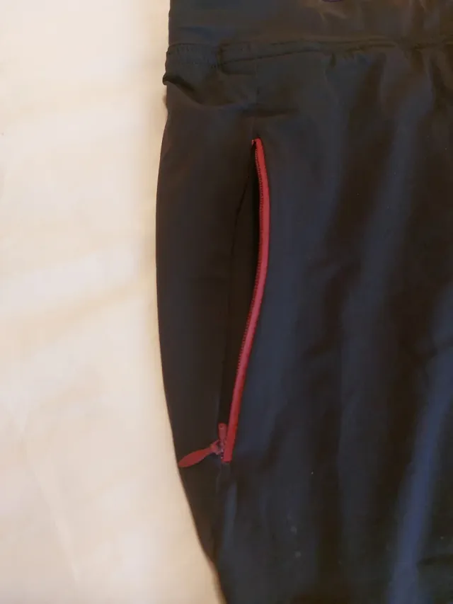 Minifalda con pantalón deportiva negra