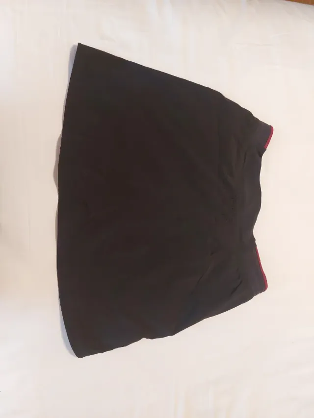 Minifalda con pantalón deportiva negra