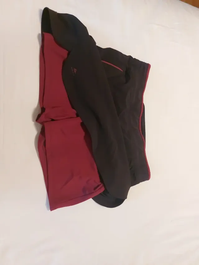 Minifalda con pantalón deportiva negra