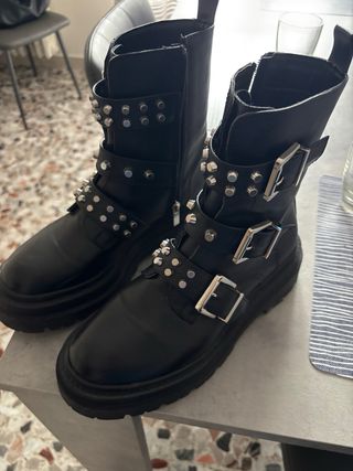 Stivali Stradivarius neri con borchie