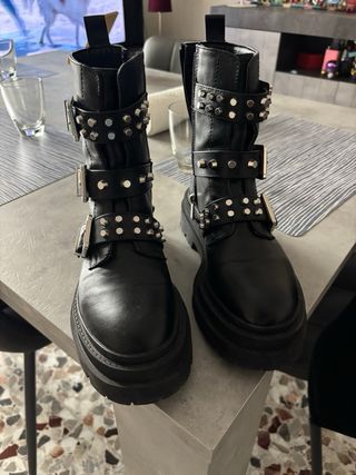 Stivali Stradivarius neri con borchie