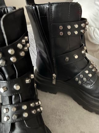 Stivali Stradivarius neri con borchie