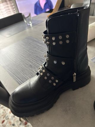 Stivali Stradivarius neri con borchie