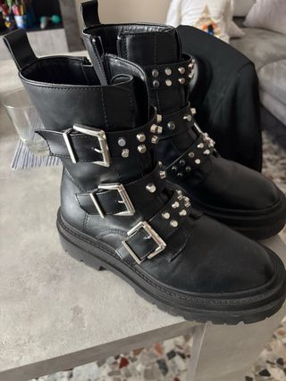 Stivali Stradivarius neri con borchie