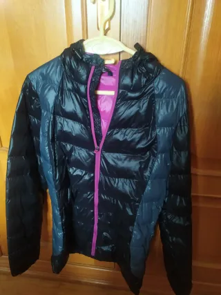 Plumas ligero de mujer negro y morado