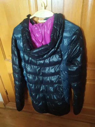 Plumas ligero de mujer negro y morado