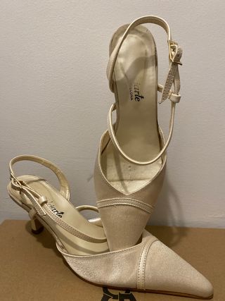 Zapatos de tacón blancos