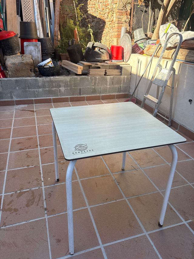 Mesa de bar San Miguel