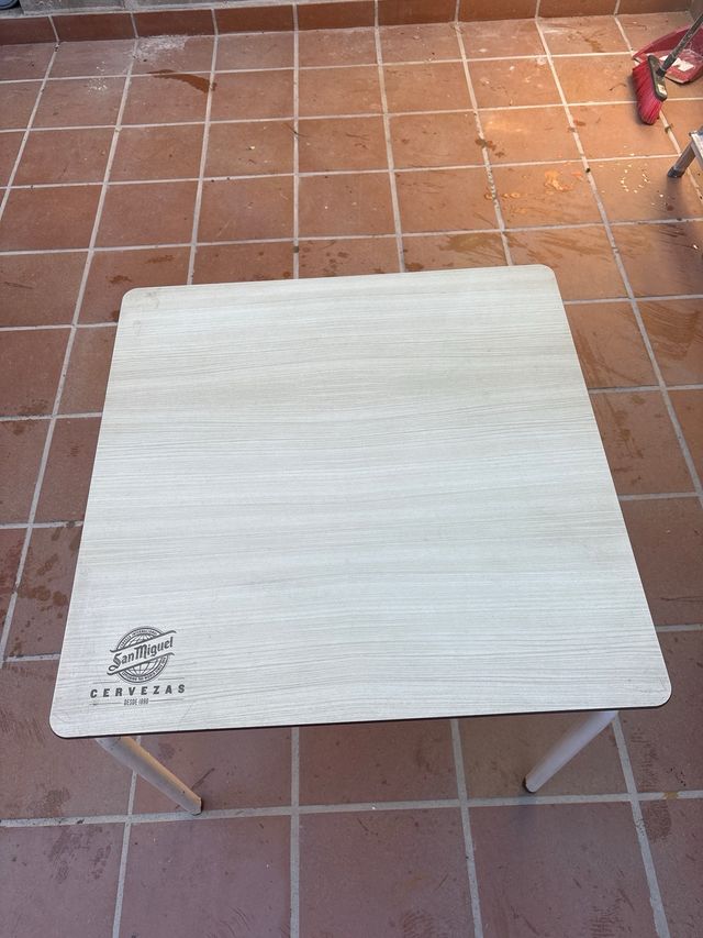 Mesa de bar San Miguel