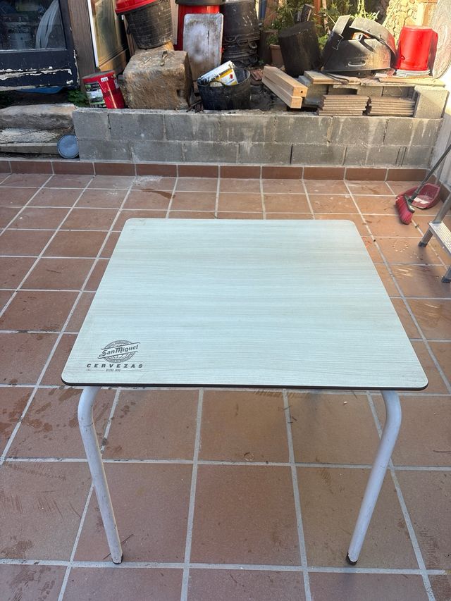 Mesa de bar San Miguel