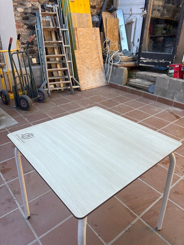 Mesa de bar San Miguel