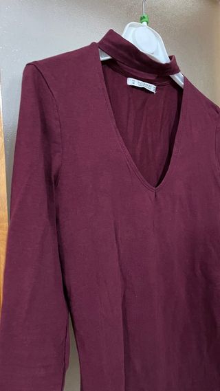 Camiseta burdeos con cuello abierto