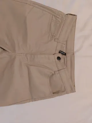 Pantalón imitación cuero beige