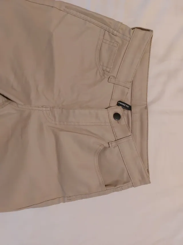 Pantalón imitación cuero beige