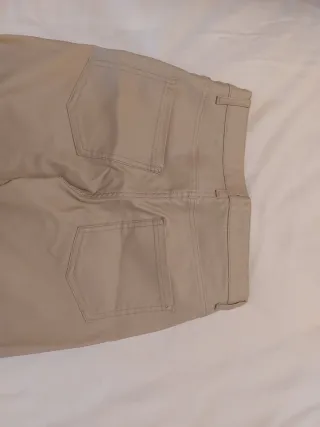 Pantalón imitación cuero beige