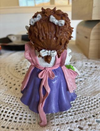 Figura Cuqui pastel con pájaro