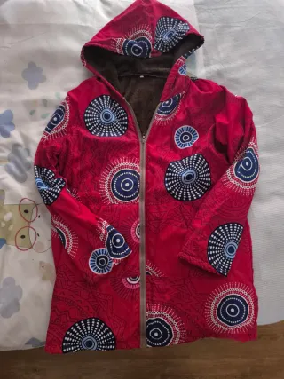 Abrigo con capucha estampado