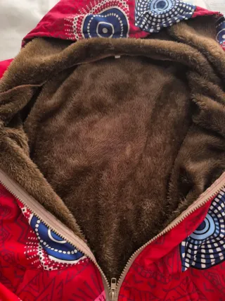 Abrigo con capucha estampado