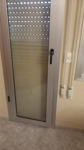 Puerta y ventanas aluminio buen estado