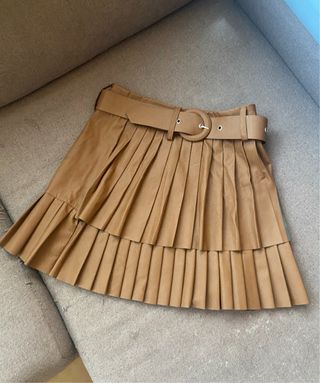 Falda polipiel plisada con cinturón