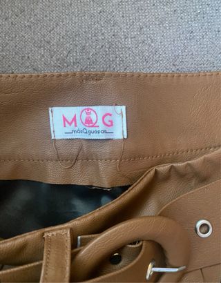 Falda polipiel plisada con cinturón