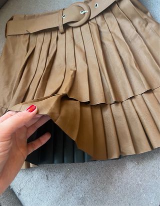 Falda polipiel plisada con cinturón