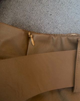 Falda polipiel plisada con cinturón