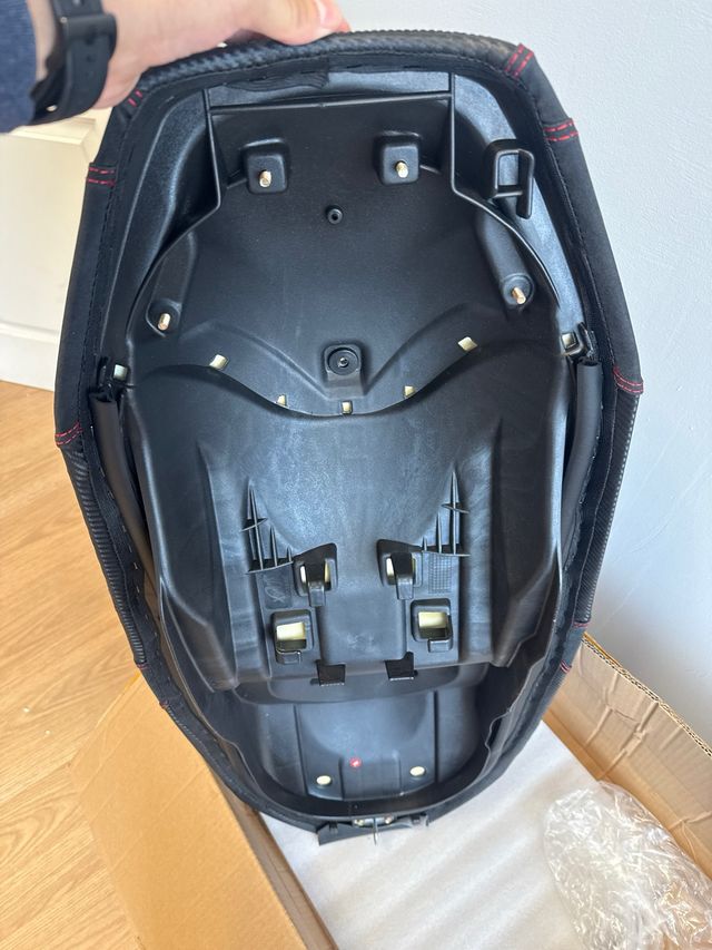 Fondello Sedile Moto in Carbonio Rosso