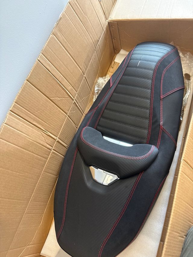 Fondello Sedile Moto in Carbonio Rosso