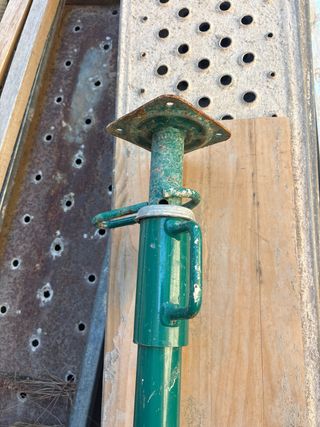 Puntal de obra metálico